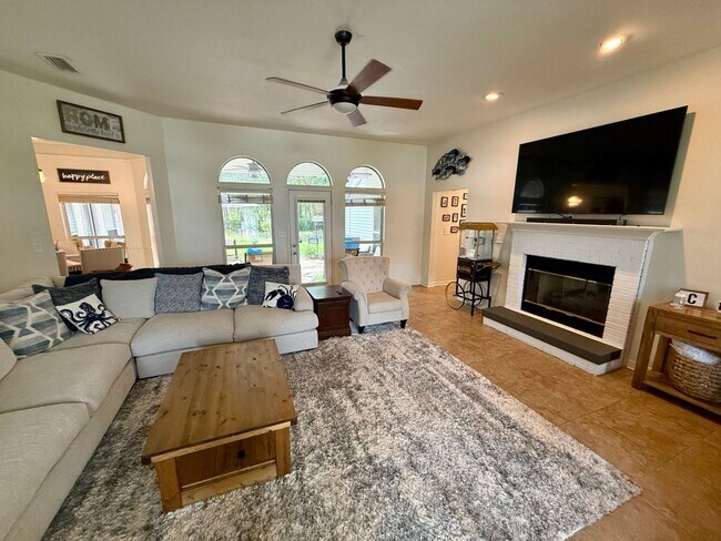 Building Photo - Stunning Bluewater Bay Home in Parkwood Estates!