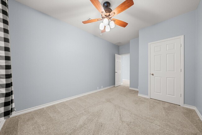 Building Photo - Amazing Pool. stunning 5bed, 3bath, 3Car G...