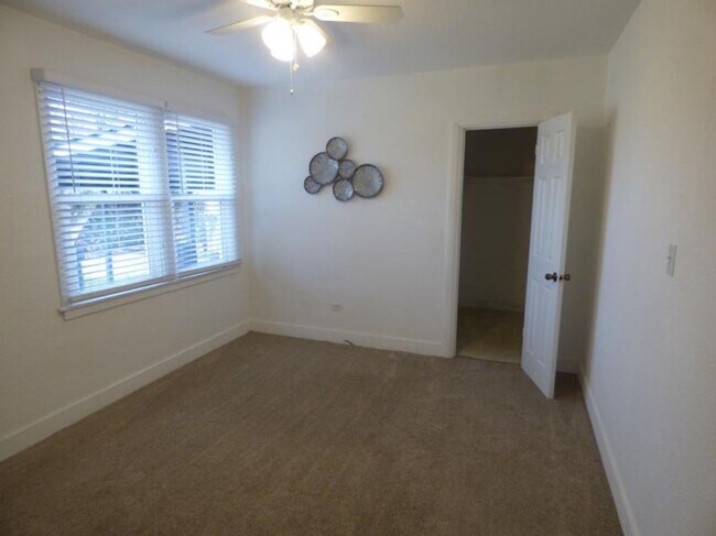 Building Photo - 2 Bedroom/1 Bath Cute House/Duplex