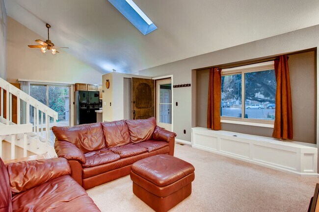 Building Photo - 3 bed, 2 bath Multi-Level Home on Cul-De-Sac