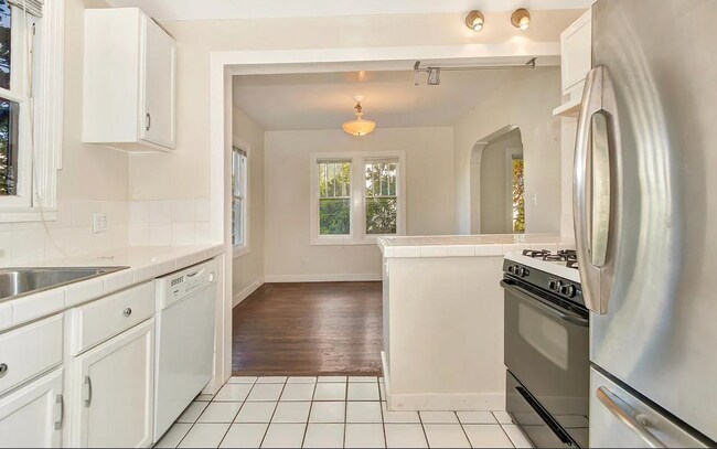 Building Photo - Beautiful Spanish townhouse with parking and in unit laundry!