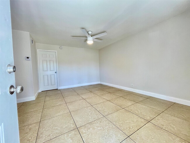 Building Photo - 601 NE 29th Dr