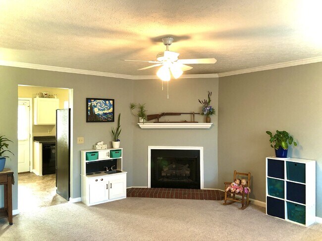 Building Photo - COMING SOON... Split-Level 3Bed/2Bath in H...