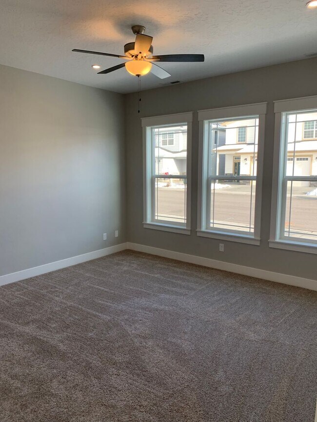 Building Photo - Low-Maintenance Luxury on One Level - new home Star, ID