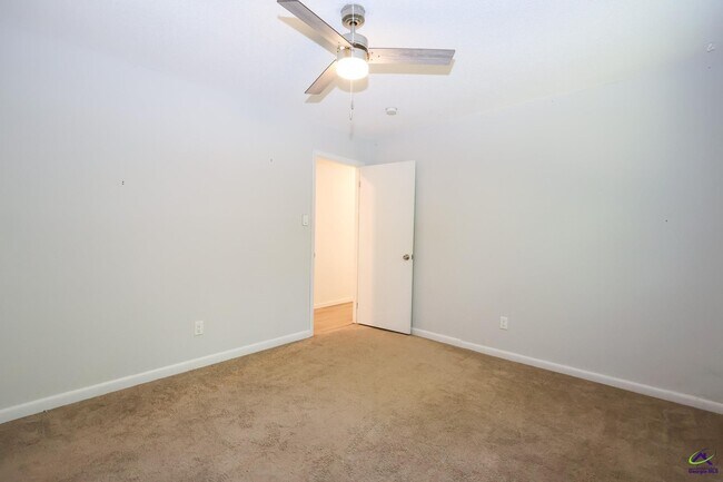 Building Photo - 205 Lake Placid Dr