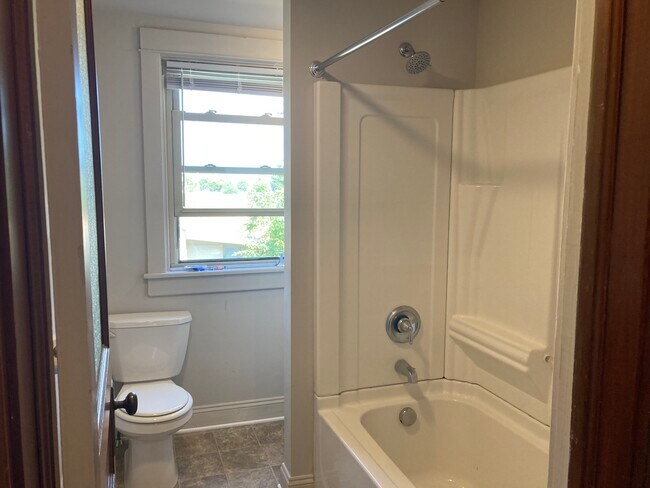 Upstairs full bath - 136 Fruitville Pike