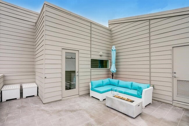 Building Photo - 5905 E Post Oak Ln