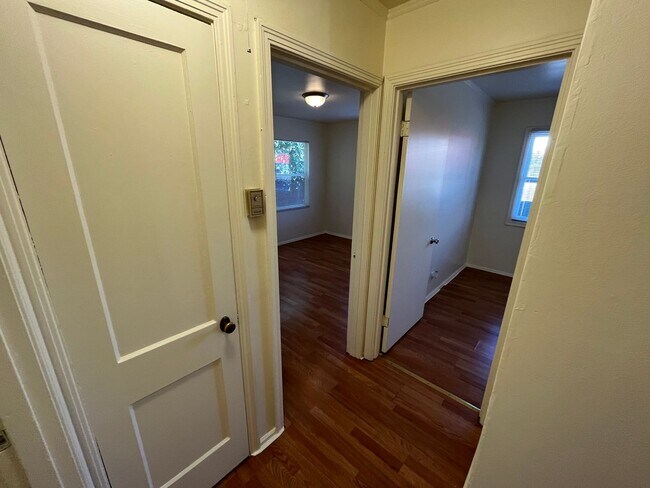 Building Photo - Great Student Housing.  3bd (Has been converted to 4 bedroom in past) 3bath house a block and a h...