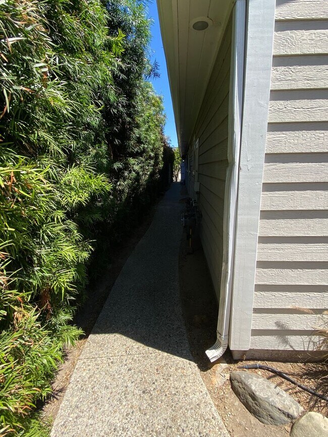 Building Photo - 6536 Del Playa Dr