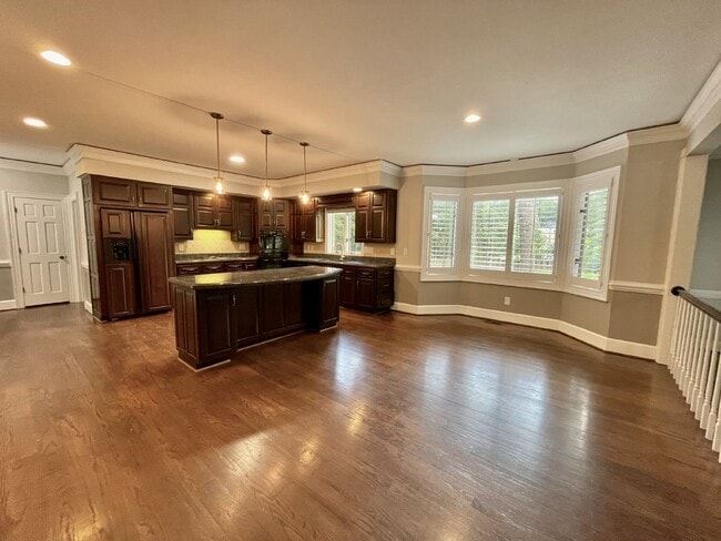 Building Photo - 4 Bed, 4 And A Half Bath Nest In Haymount