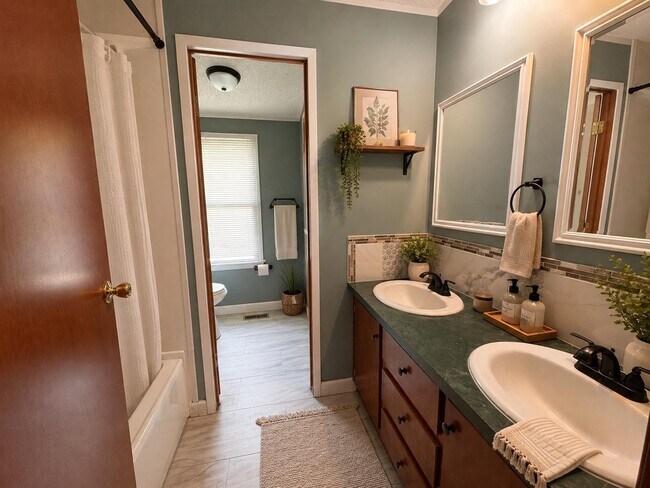 Building Photo - 7118 Tanglewood Dr