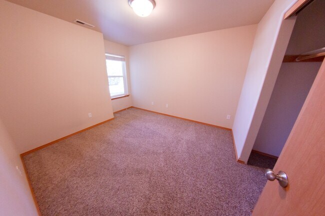 Building Photo - Open Floor Plan Home with Large Fenced Yard