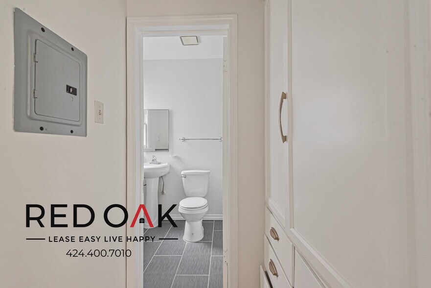 Building Photo - 852 N Oxford Ave