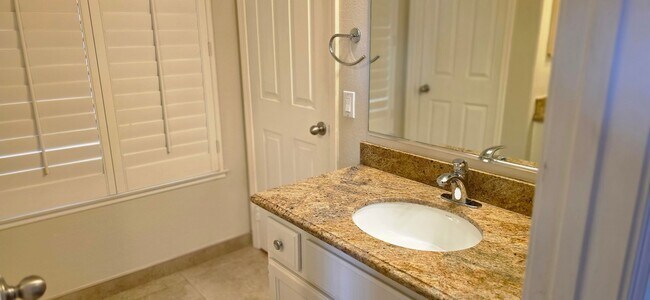 Building Photo - 2792 Sandhurst Ave