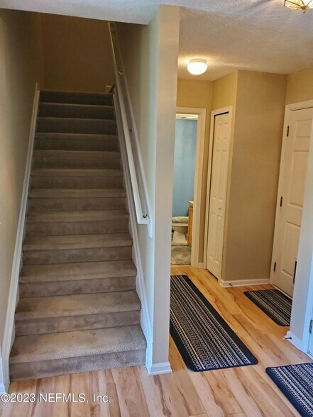 Building Photo - 1625 Vineland Cir
