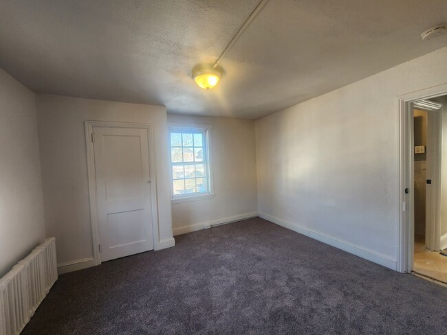 Building Photo - Spacious 3-Bedroom Apartment with Private ...