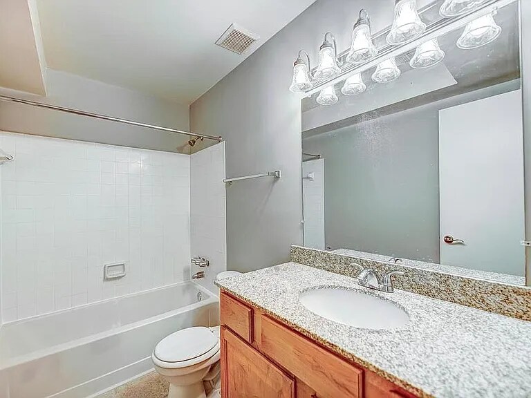 Building Photo - 3176 Summit Square Dr