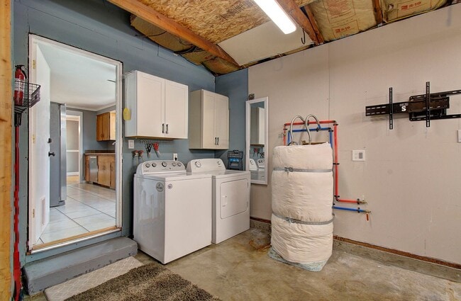 Building Photo - Welcome to this Beautifully Remodeled Ranc...