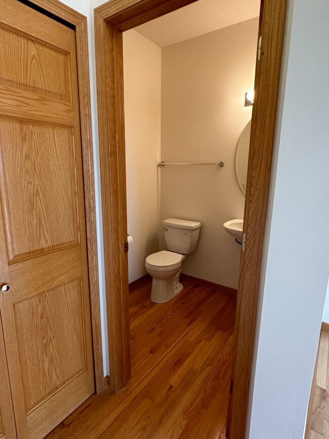 Building Photo - Spacious Single Family Home, Fireplace, 3....