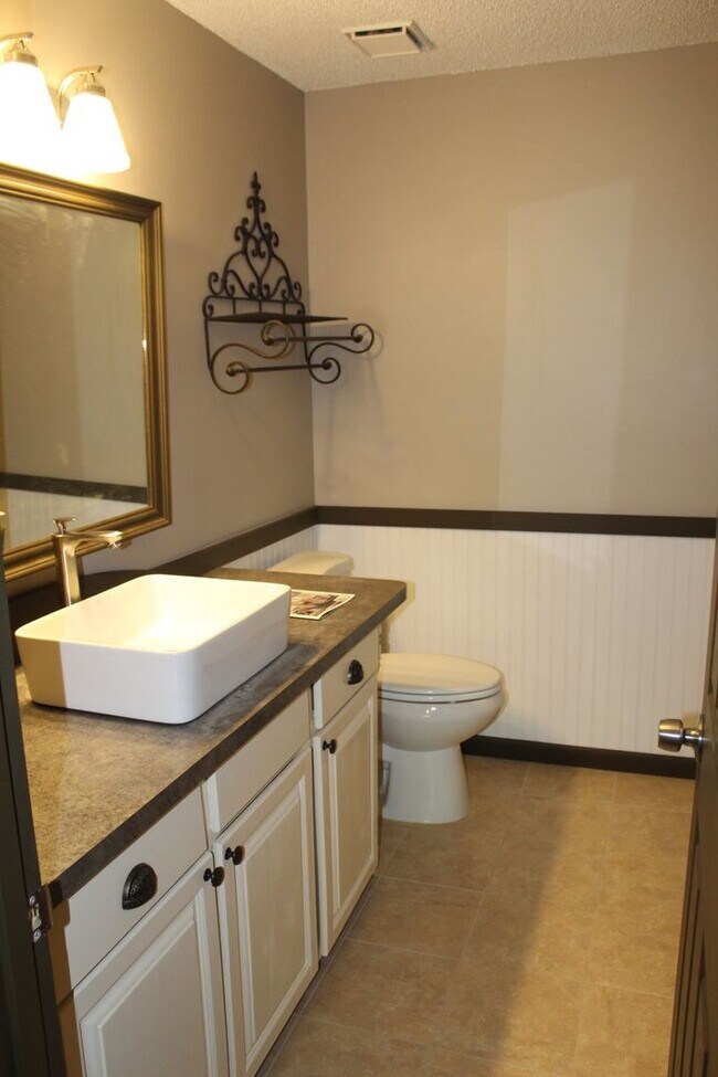 Building Photo - 2 bed 2 bath condo