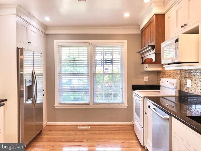 Building Photo - 10 Donagh Ct