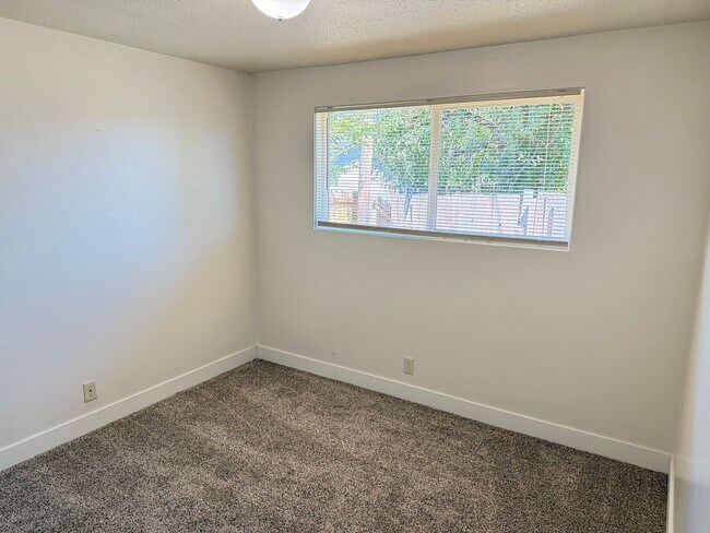 Building Photo - Updated single level 2 bed/1 bath duplex in Springfield!