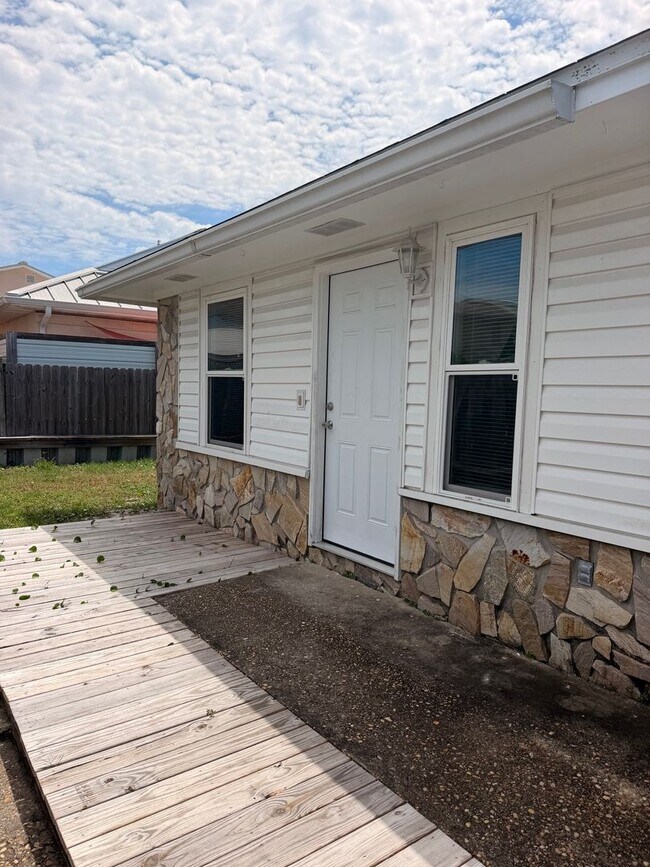 Building Photo - 6218 Hilltop Ave