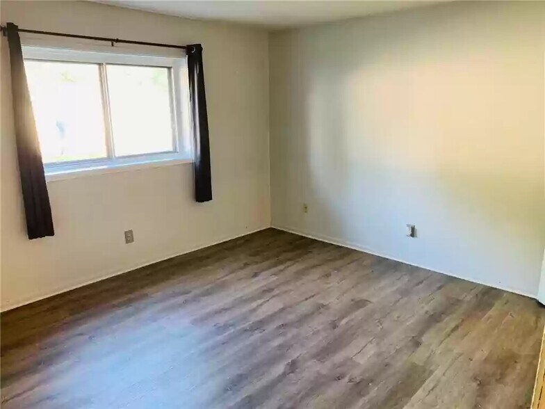 Bedroom - 9533 University Ave