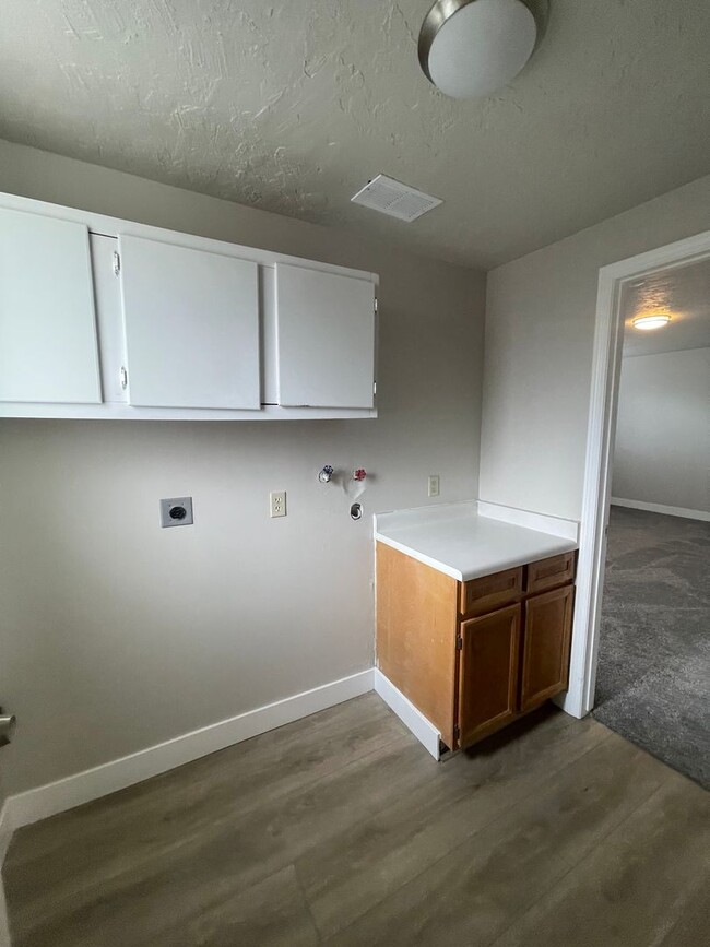 Building Photo - Remodeled Holladay duplex for rent!