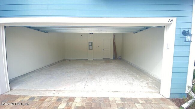 Building Photo - 18 Mellowood Ln