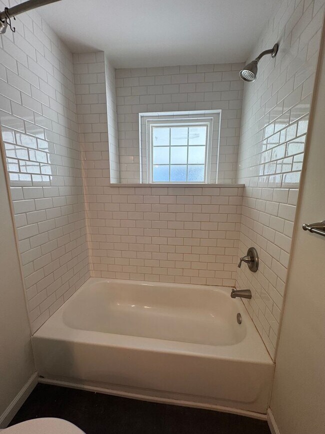 Building Photo - 3 Bedroom Home in Emmaus