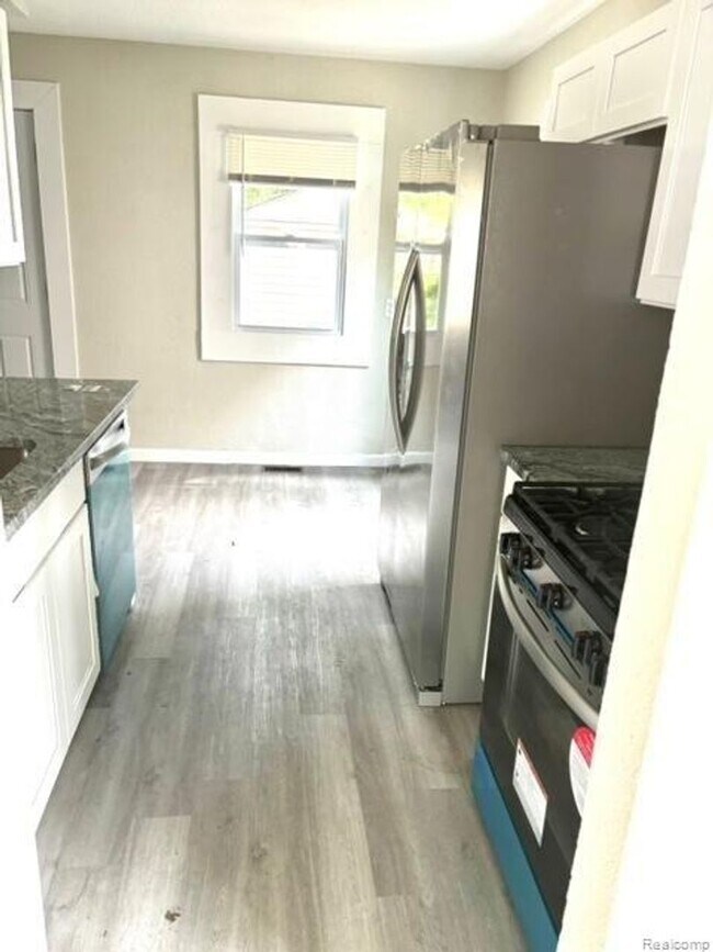 Building Photo - 28449 Glenwood St