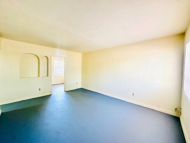 Building Photo - Spacious Private Yard with Washer/Dryer Ho...