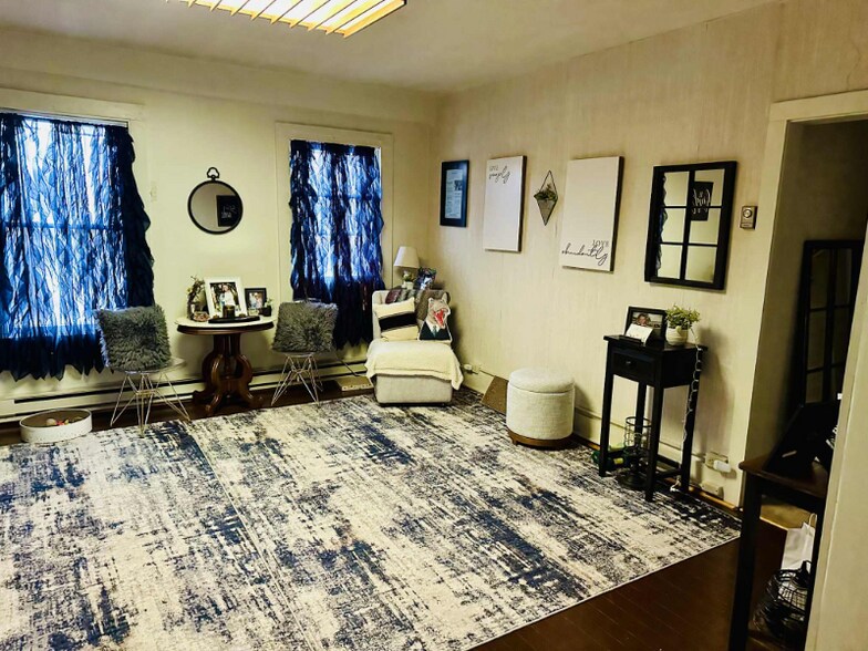 Primary Photo - 160 N Main St