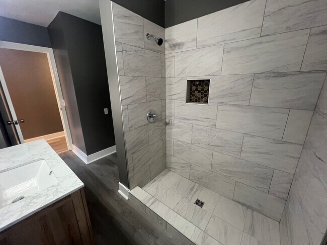 Building Photo - 4 Bedroom 2.5 Bathroom Home