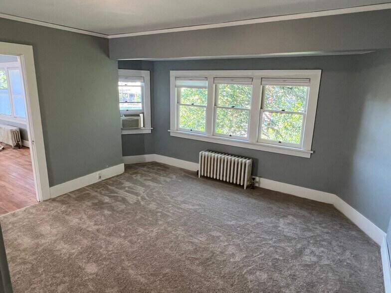 Bedroom with new carpet - 412 John Adams St