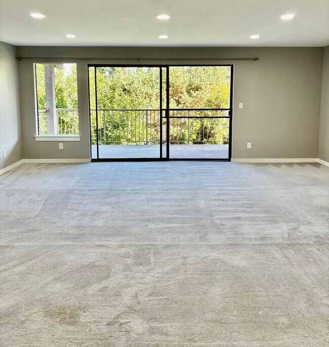 Building Photo - 2 Bed / 2 Bath updated Mercer Island condo $2,945/mo