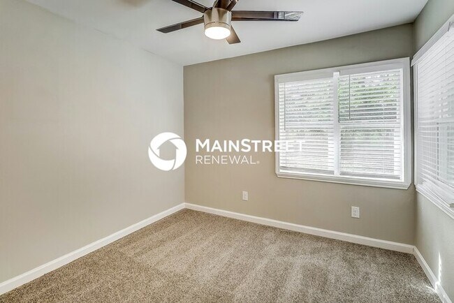 Building Photo - 3 Bedroom Pet-Friendly Home in DALLAS, TX with Main Street Renewal