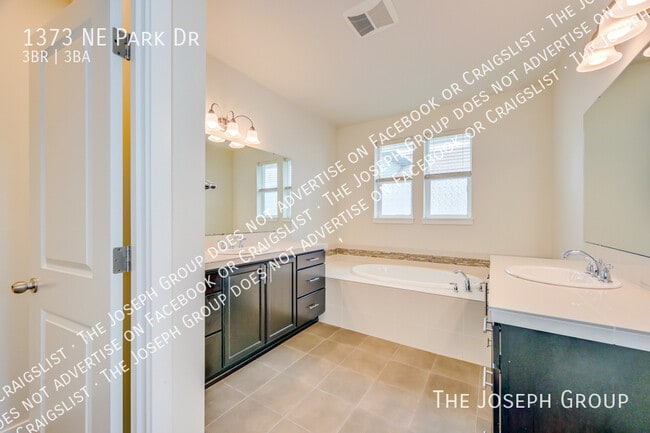 Building Photo - 1373 NE Park Dr