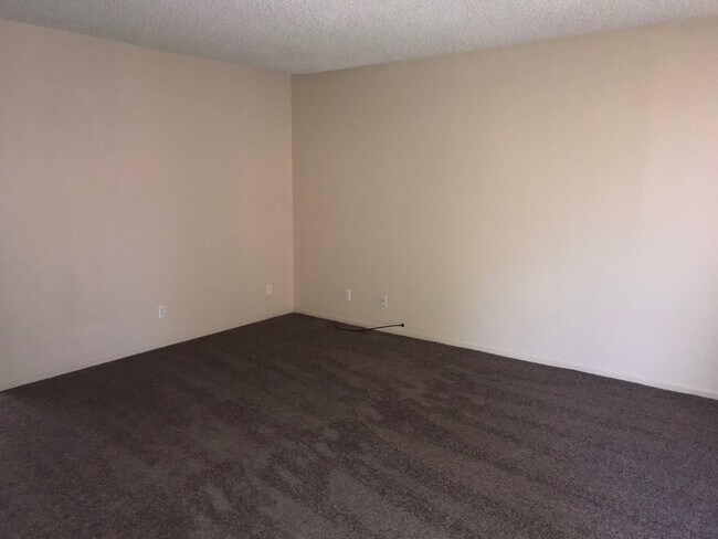 Building Photo - BEAUTIFUL 2 BEDS 1 1/2  BATHROOM APARTMENT