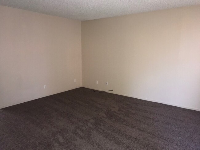 Building Photo - BEAUTIFUL 2 BEDS 1 1/2  BATHROOM APARTMENT PLUS 1 CAR GARAGE MLOVE IN SPECIAL