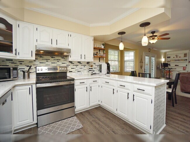 Building Photo - 6275 Hummingbird Dr