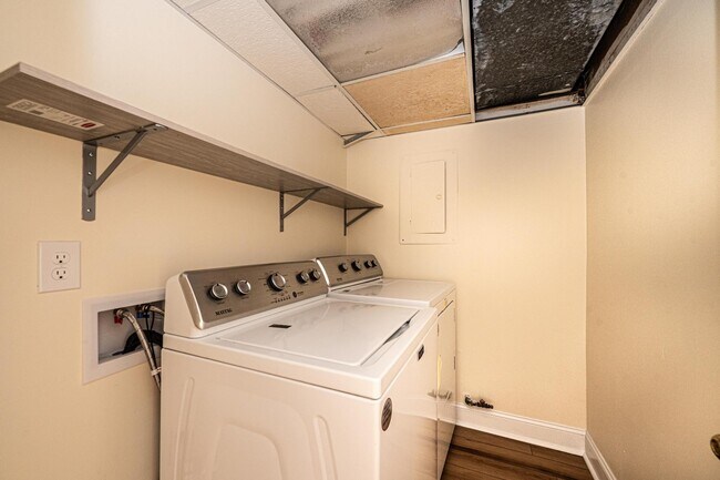 Building Photo - 1058 18th Ave NW