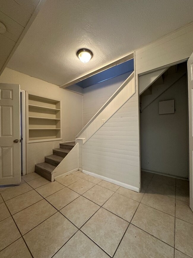 Building Photo - Spacious 5-Bedroom Single Family Home in Hillsborough County