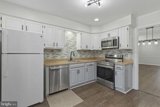 Building Photo - 910 Candlelight Ct