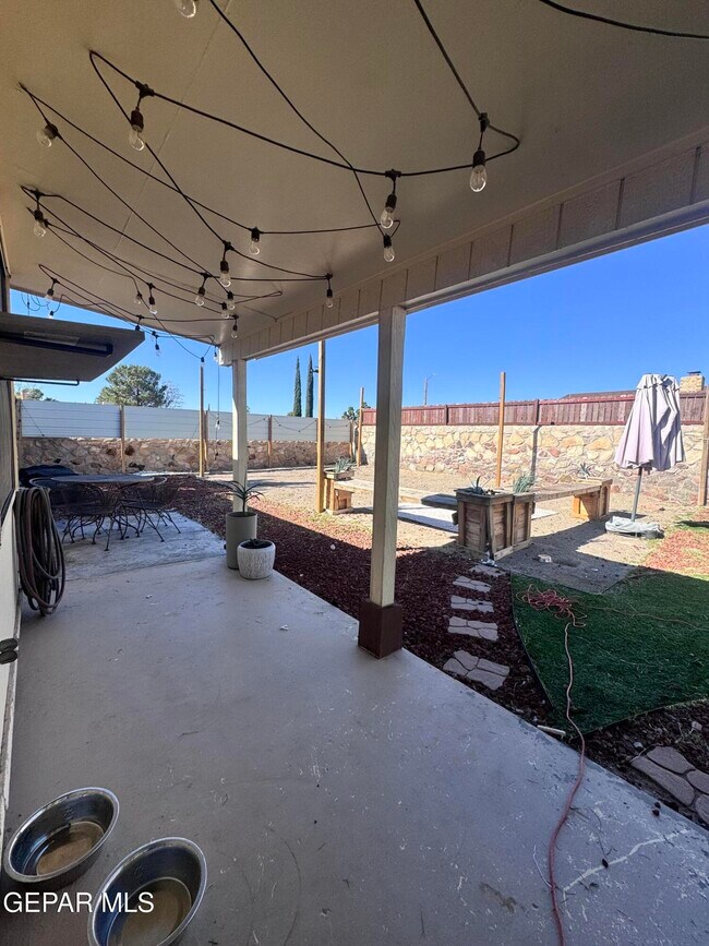 Building Photo - 701 Porras Dr