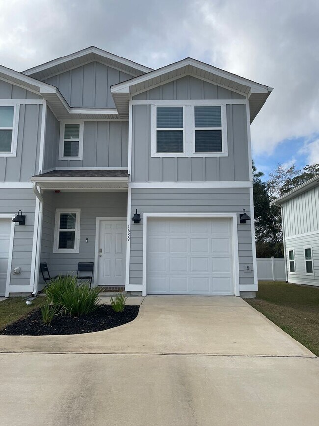 Building Photo - Splendid Townhouse, Community Pool & Dog Park!