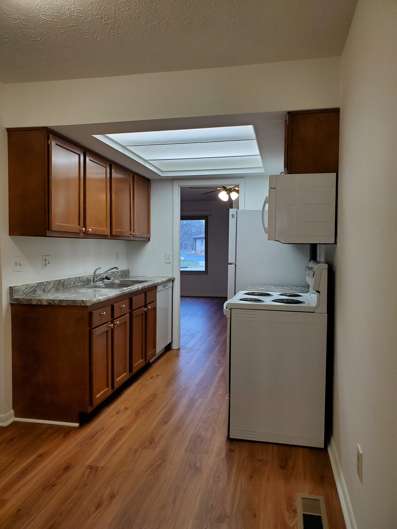 Kitchen - 815 Sussex Plz