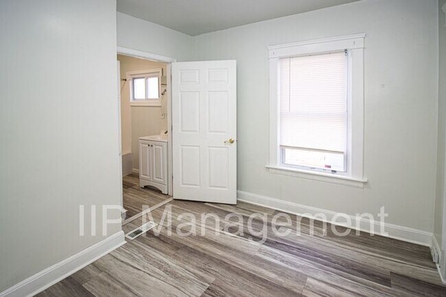 Building Photo - Beautifully renovated 2 bedroom downstairs...