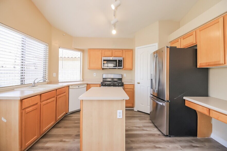 Building Photo - 2024 E Appaloosa Rd